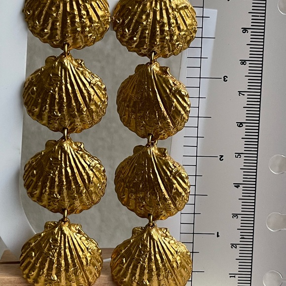 Elegant Scallop Shell Design Golden Earrings - Picture 6 of 8